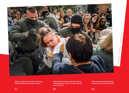Fotografia z wystawy Białoruś. droga do wolności. służby mundurowe brutalnie zatrzymują kobiety podczas protestu. w tle tłum demonstrantów wymieszany z żołnierzami.